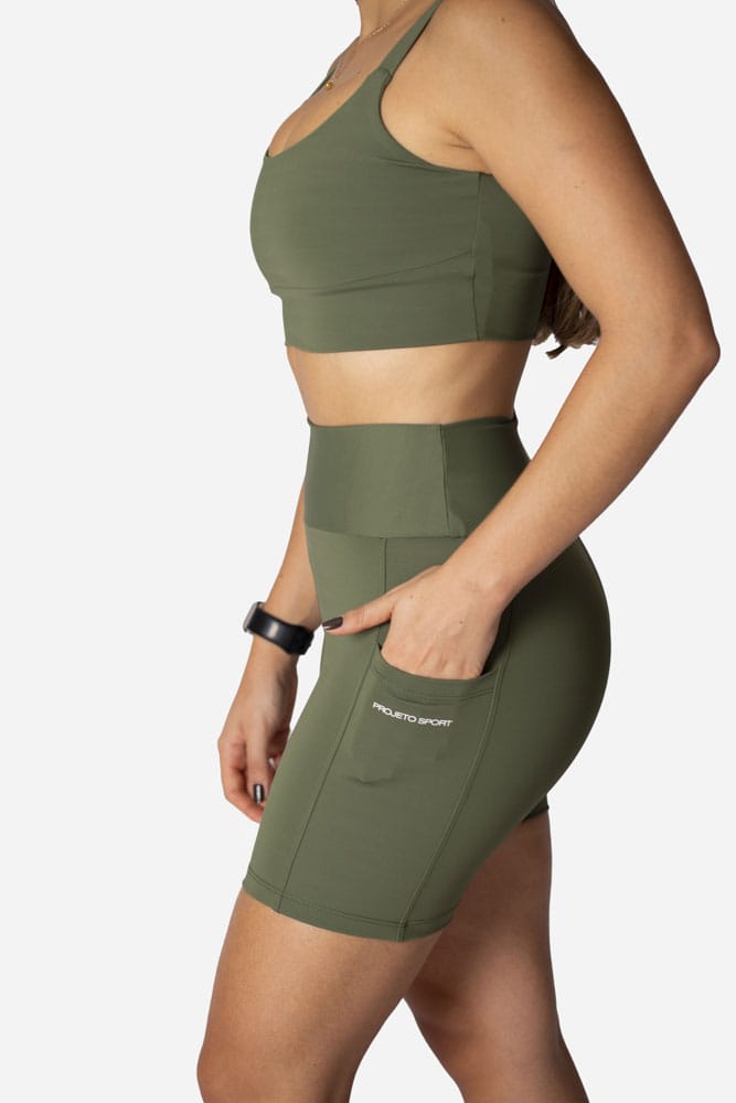 Bermuda meia-coxa verde com bolso