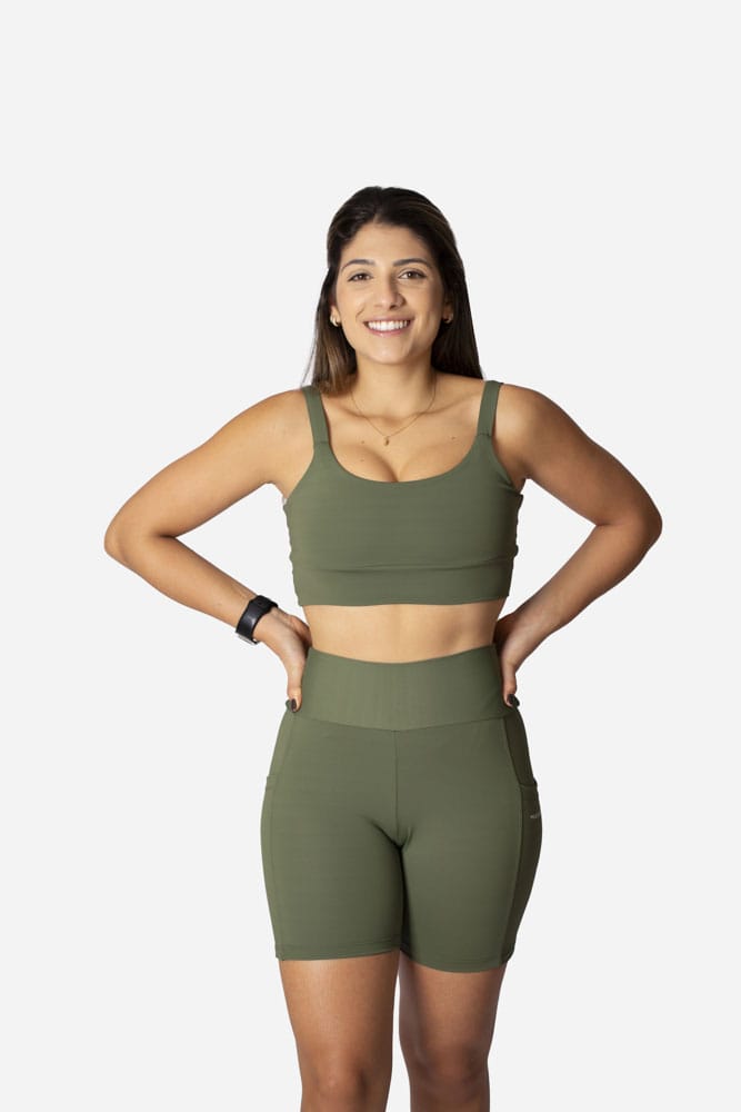 Bermuda meia-coxa verde com bolso