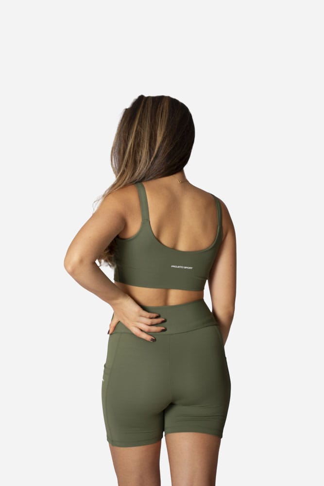 Bermuda meia-coxa verde com bolso