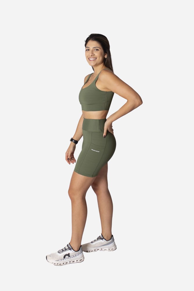 Bermuda meia-coxa verde com bolso