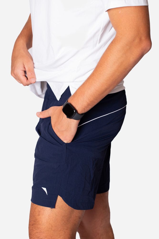 Shorts masculino marinho de barra arredondada com viés branco