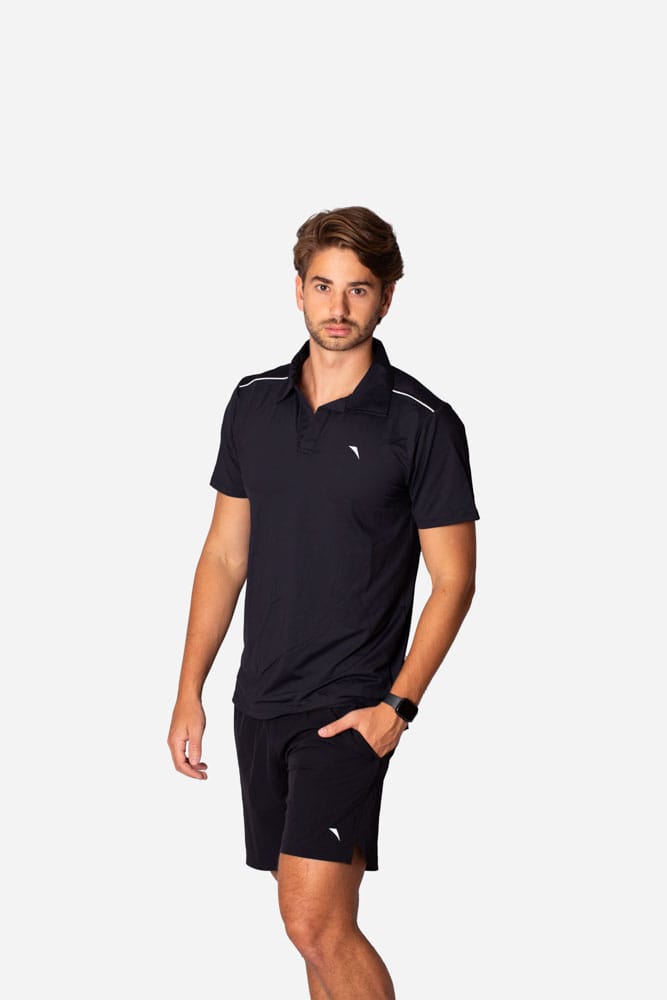 Short masculino preto de barra arredondada com viés branco