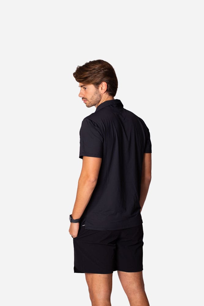 Short masculino preto de barra arredondada com viés branco