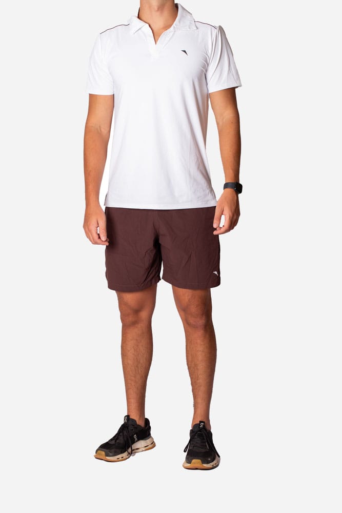 Short masculino marrom de barra arredondada com viés branco