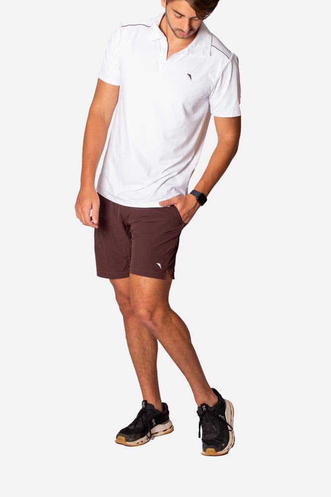 Short masculino marrom de barra arredondada com viés branco