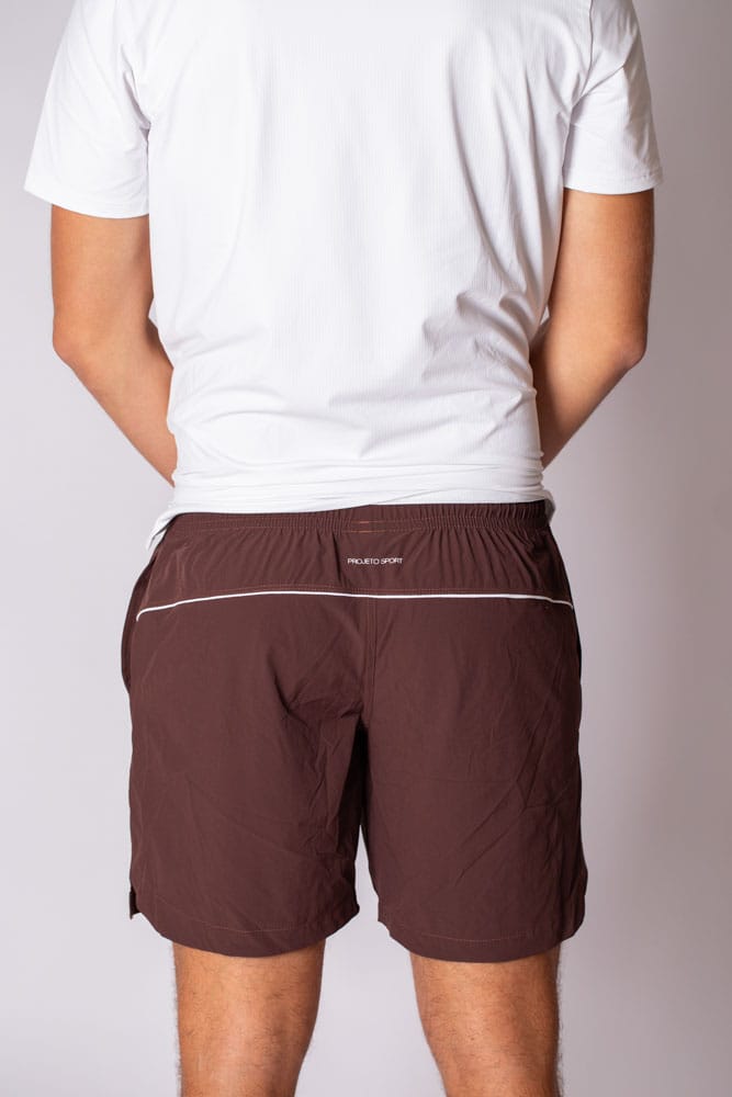Short masculino marrom de barra arredondada com viés branco