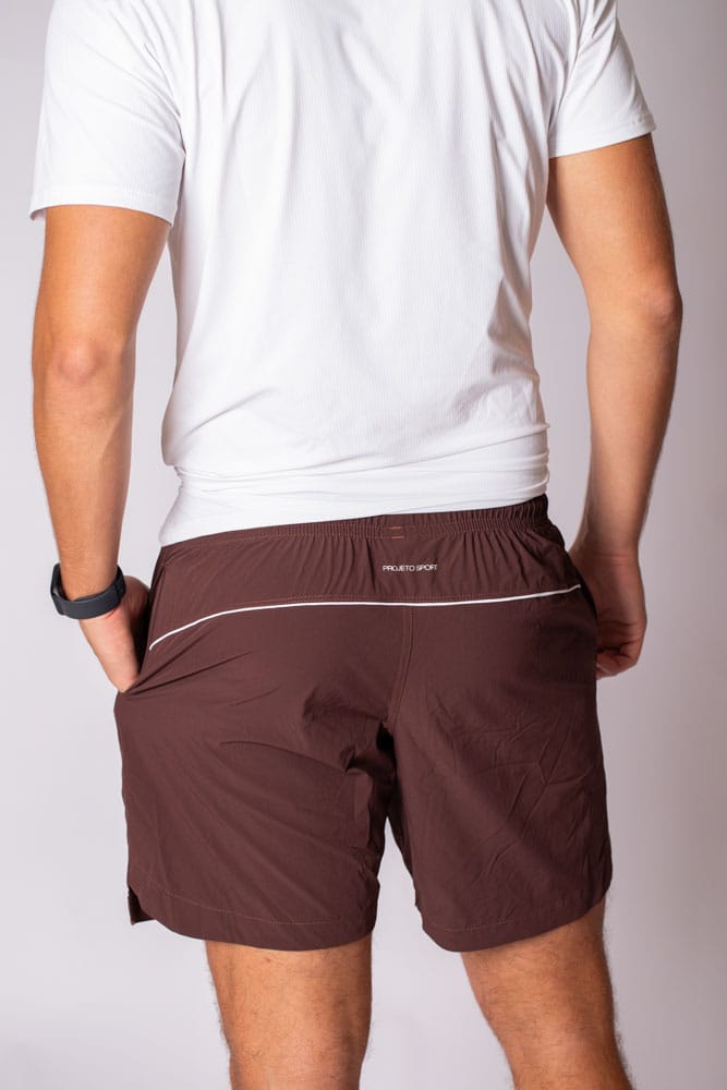 Short masculino marrom de barra arredondada com viés branco
