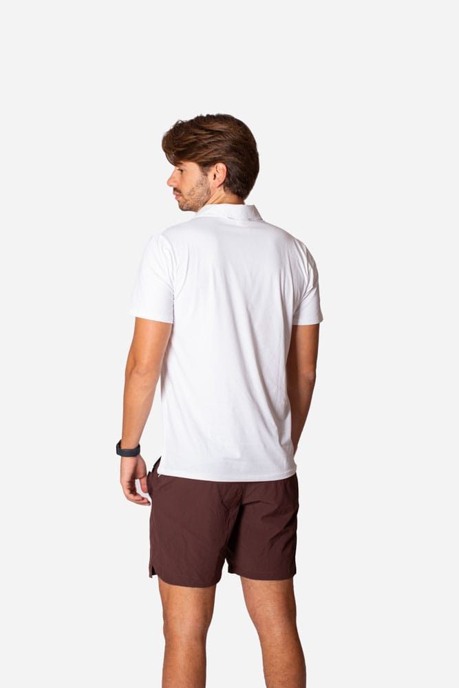 Short masculino marrom de barra arredondada com viés branco