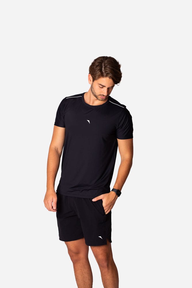Camiseta masculina preta tech modal com viés branco