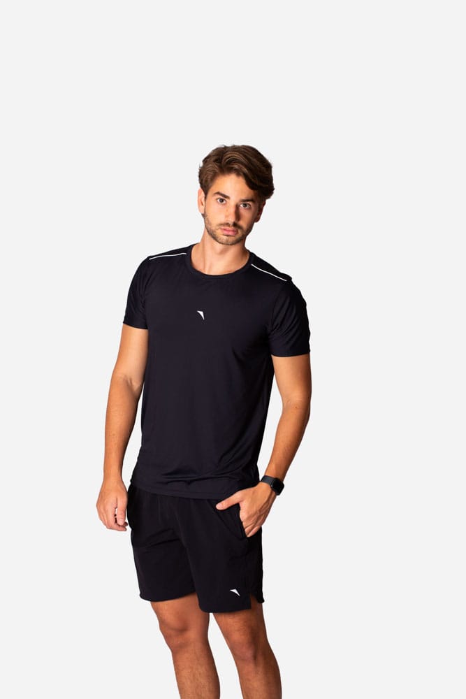 Camiseta masculina preta tech modal com viés branco