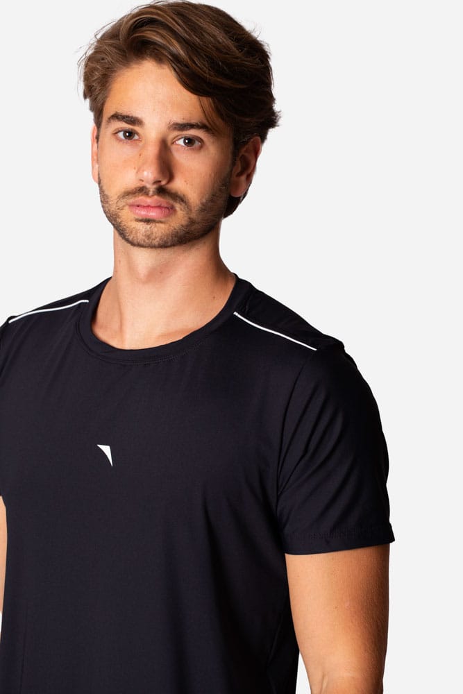 Camiseta masculina preta tech modal com viés branco