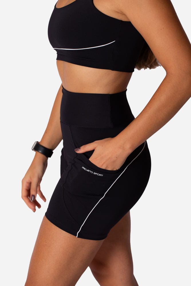 Bermuda meia-coxa preto com bolso e viés branco