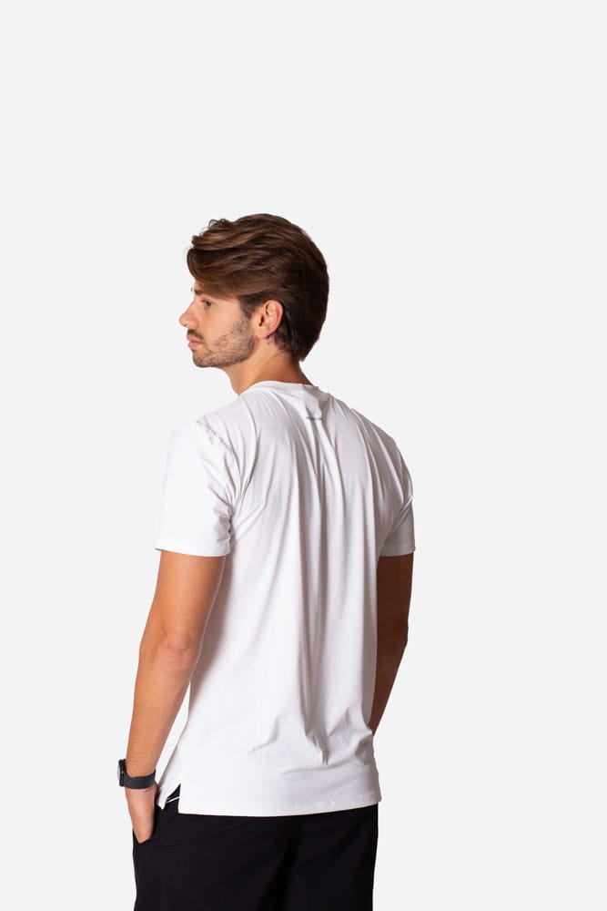 Camiseta masculina branca tech modal com viés preto