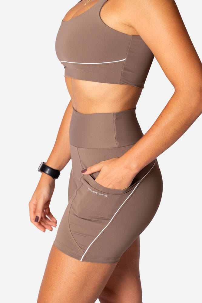 Top castanho de alça larga com viés branco