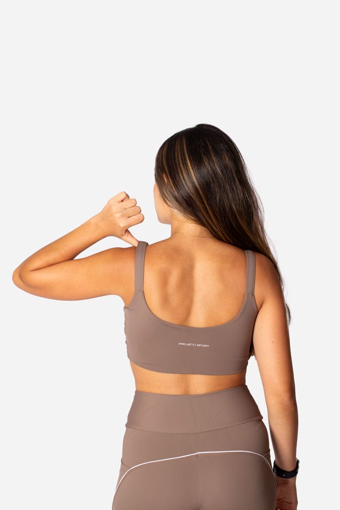 Top castanho de alça larga com viés branco