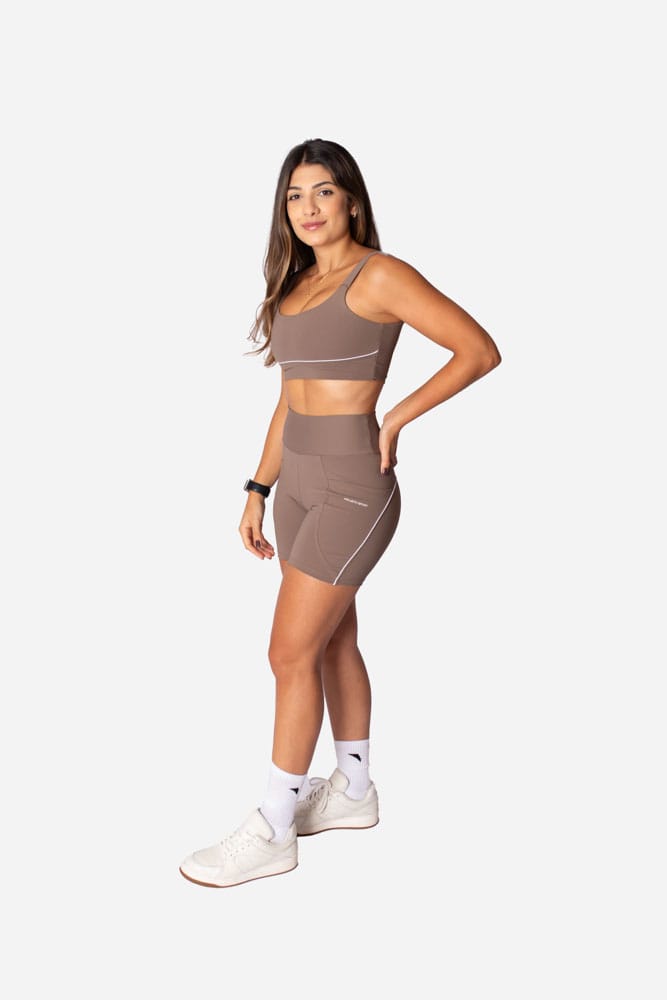 Top castanho de alça larga com viés branco