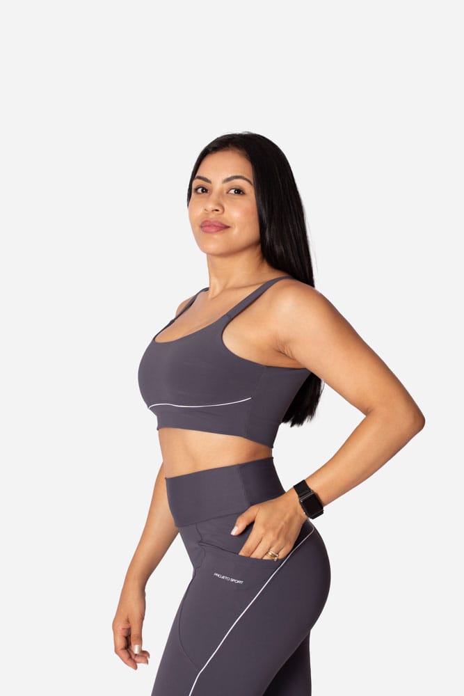 Top cinza de alça larga com viés branco