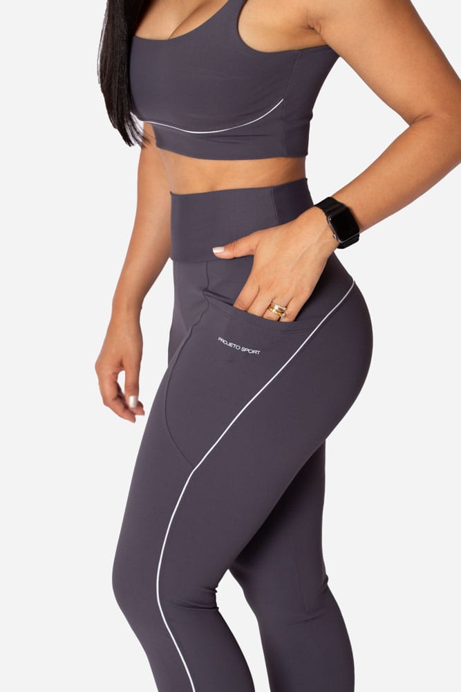 Legging cinza com bolso lateral e viés branco