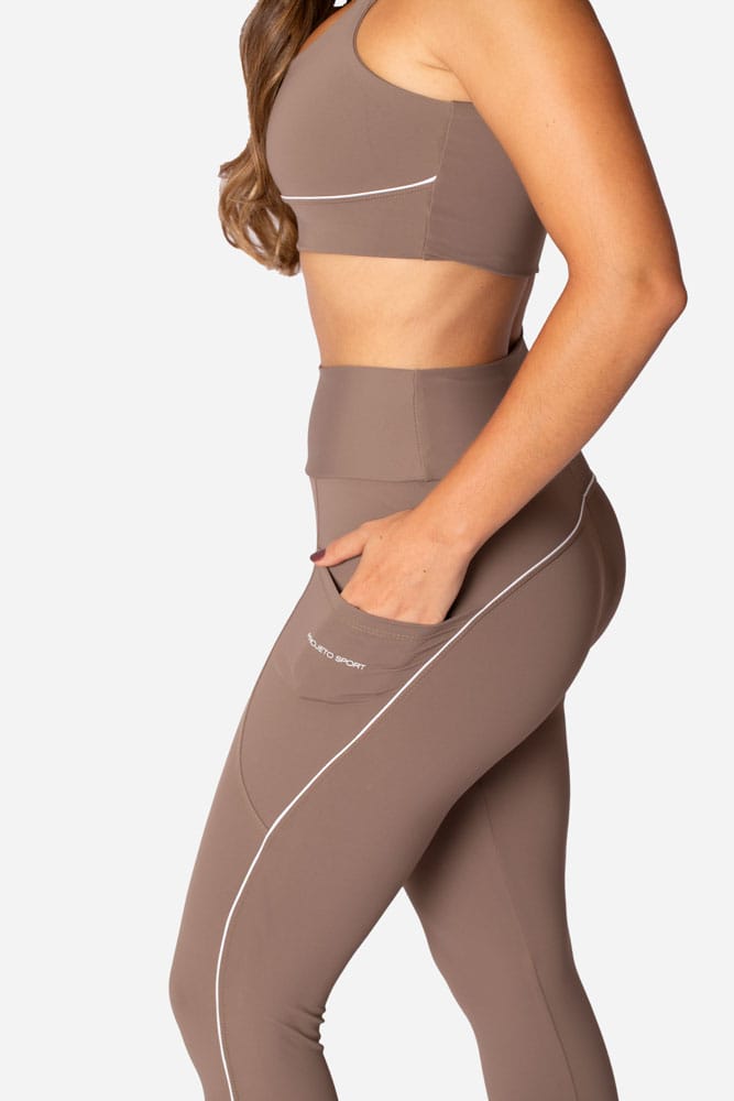 Legging castanho com bolso lateral e viés branco