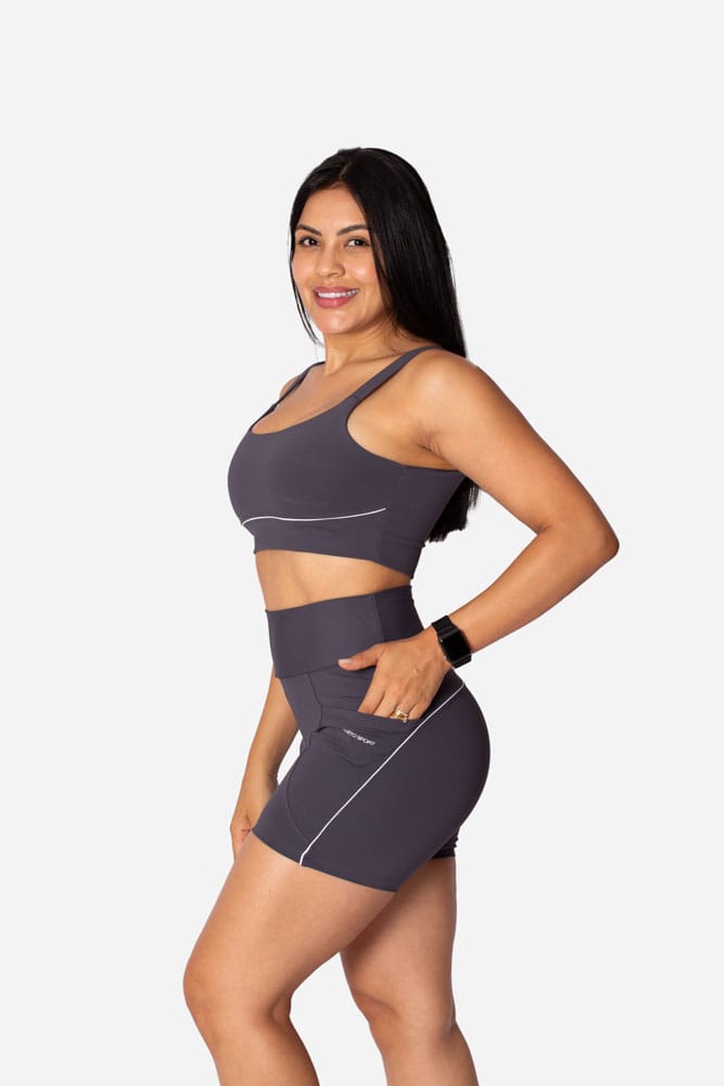 Bermuda meia-coxa cinza com bolso e viés branco