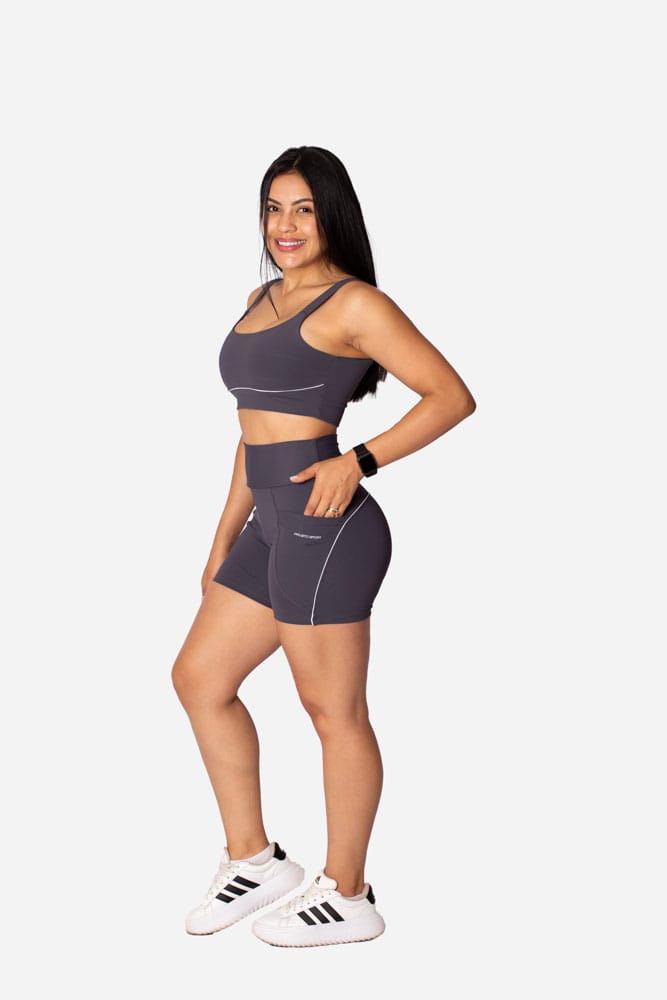 Bermuda meia-coxa cinza com bolso e viés branco