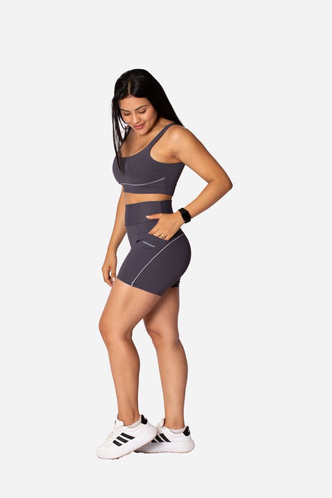 Bermuda meia-coxa cinza com bolso e viés branco