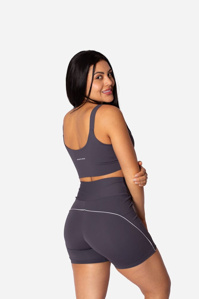 Bermuda meia-coxa cinza com bolso e viés branco