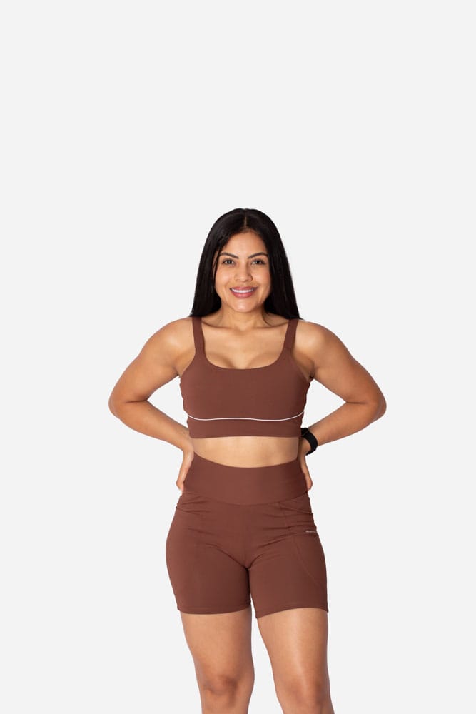 Bermuda meia-coxa marrom com bolso e viés branco