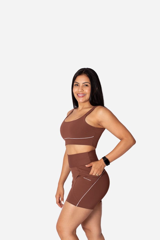 Top marrom de alça larga com viés branco