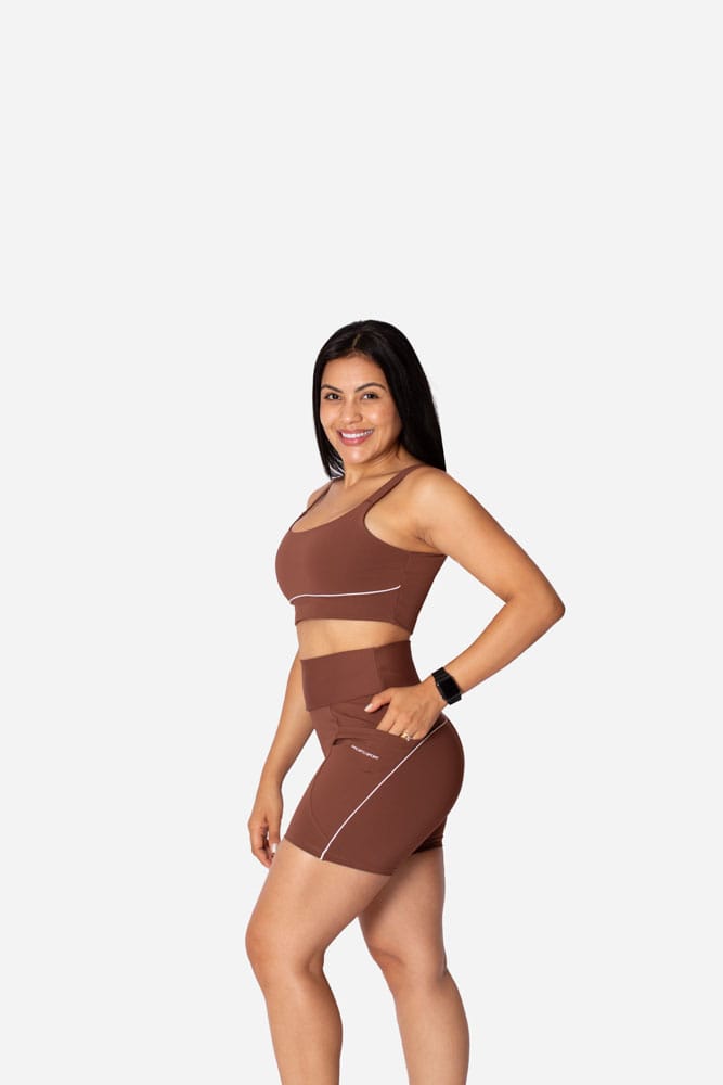 Top marrom de alça larga com viés branco