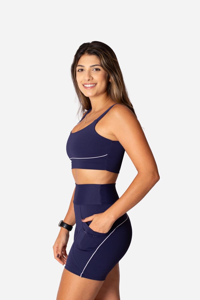 Bermuda meia-coxa marinho com bolso e viés branco