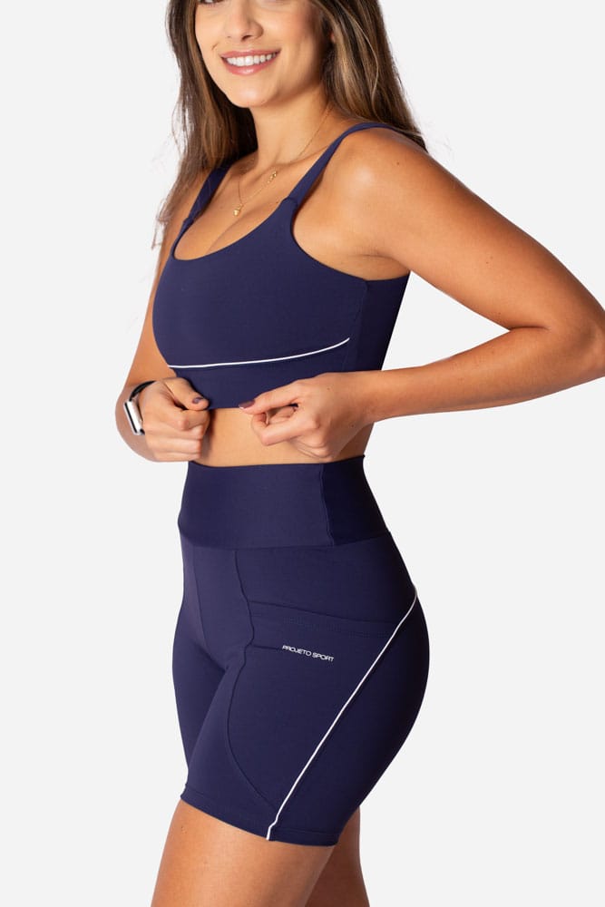 Bermuda meia-coxa marinho com bolso e viés branco