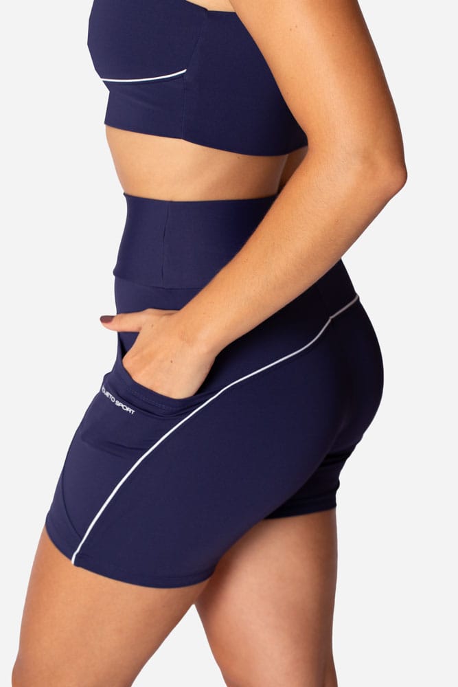 Bermuda meia-coxa marinho com bolso e viés branco