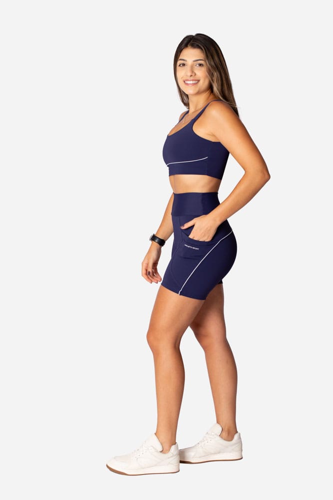 Bermuda meia-coxa marinho com bolso e viés branco