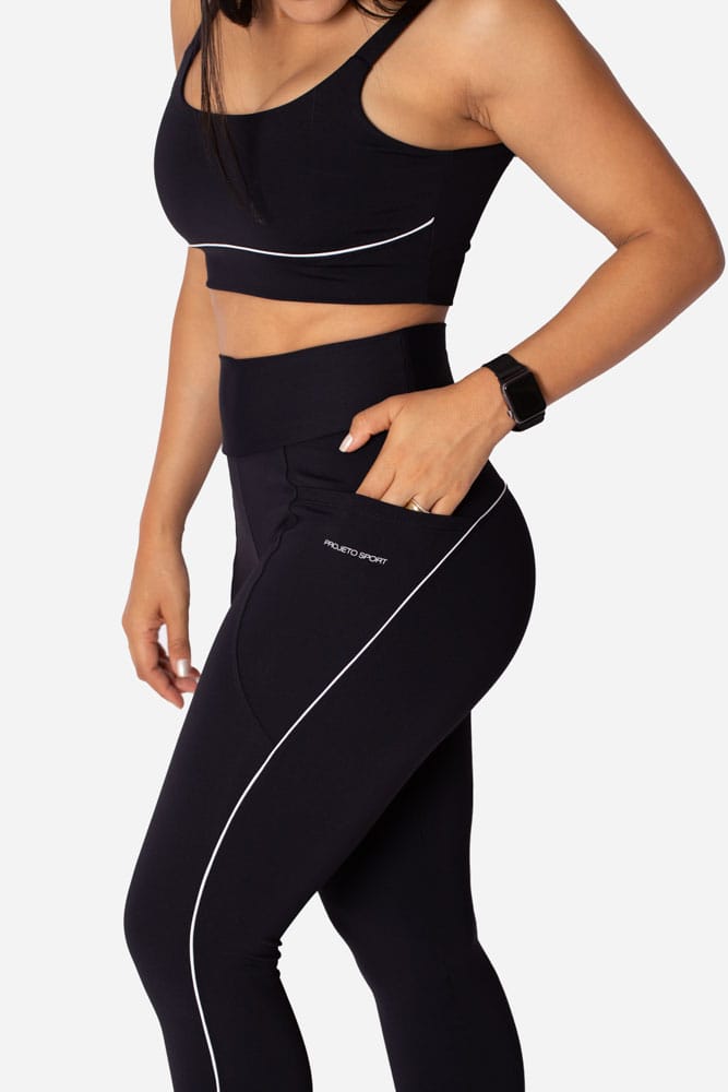 Legging preta com bolso lateral e viés branco