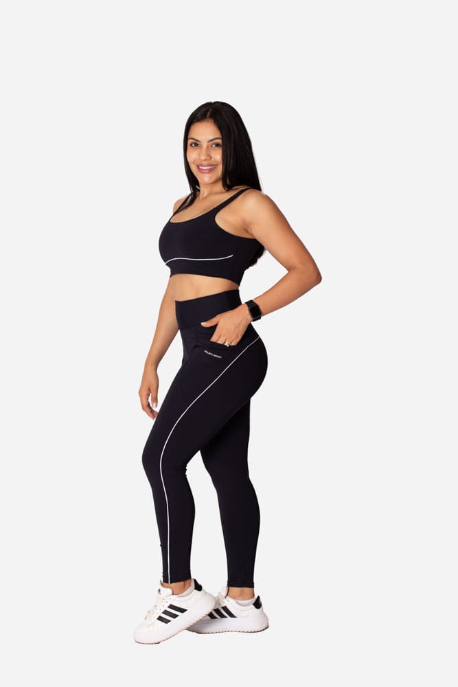 Legging preta com bolso lateral e viés branco