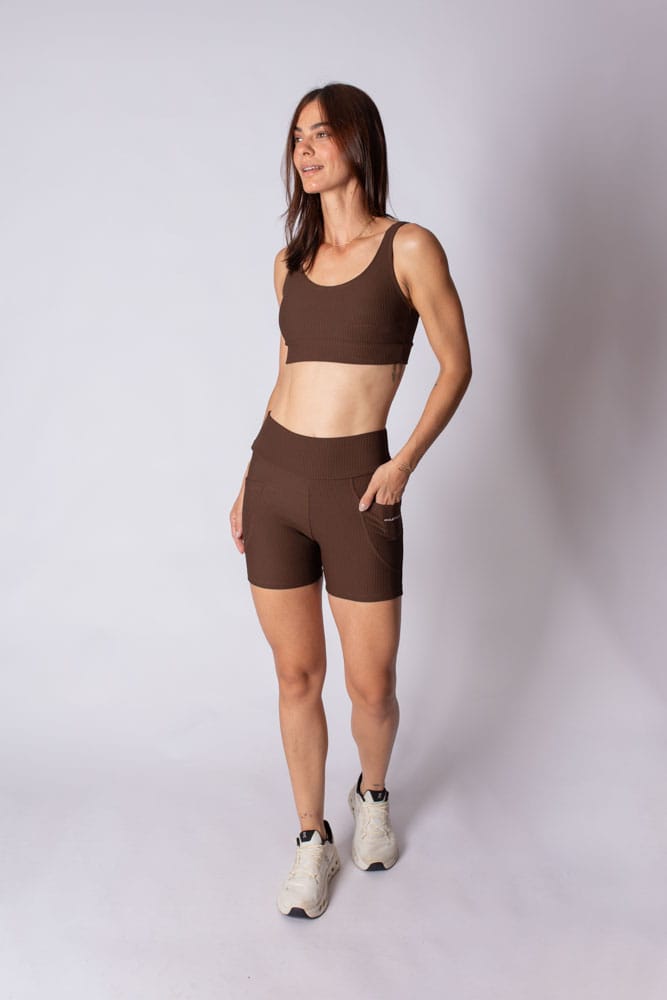 Short marrom canelado com bolso