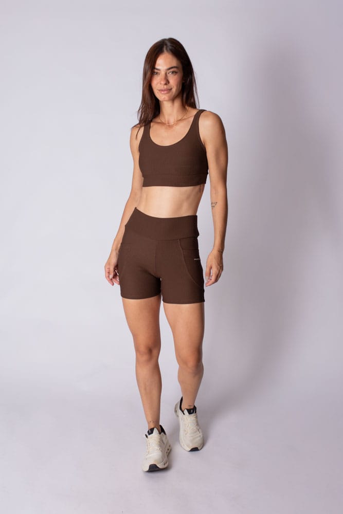 Short marrom canelado com bolso