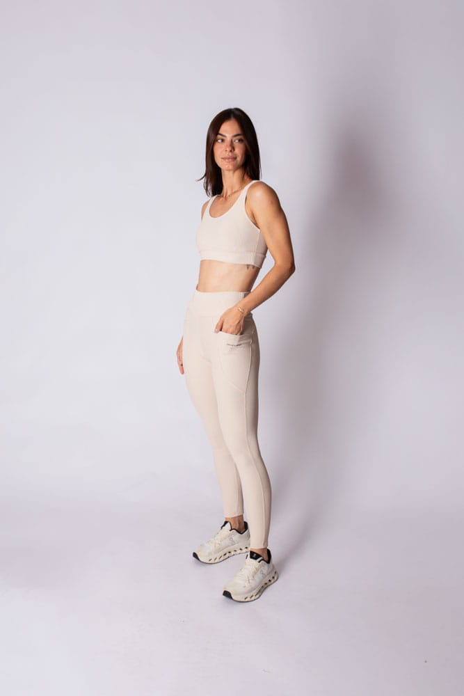 Legging off-white canelado com bolso