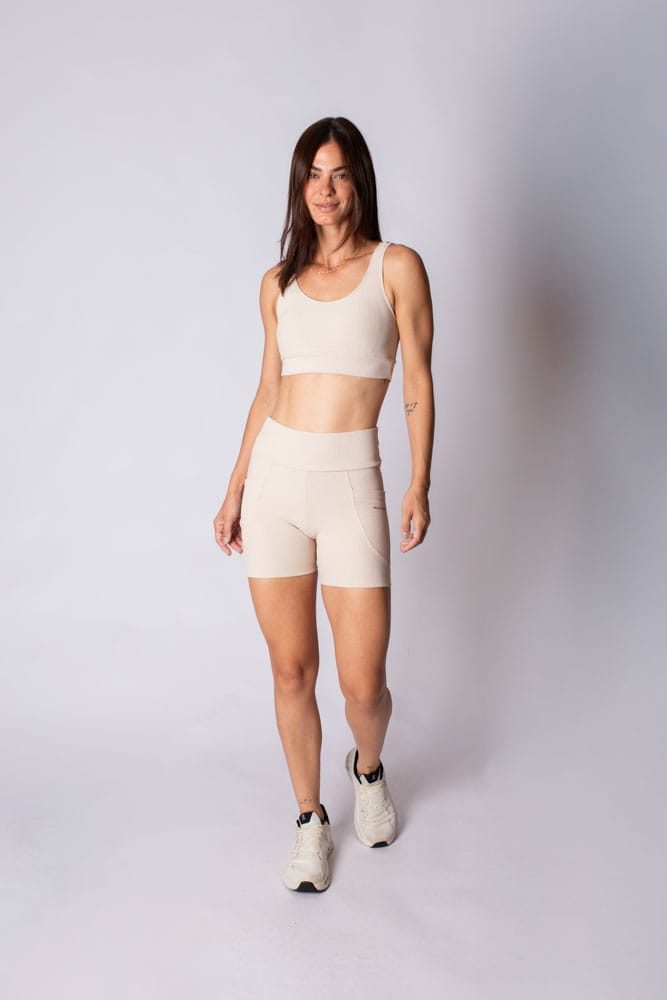 Short off-white canelado com bolso