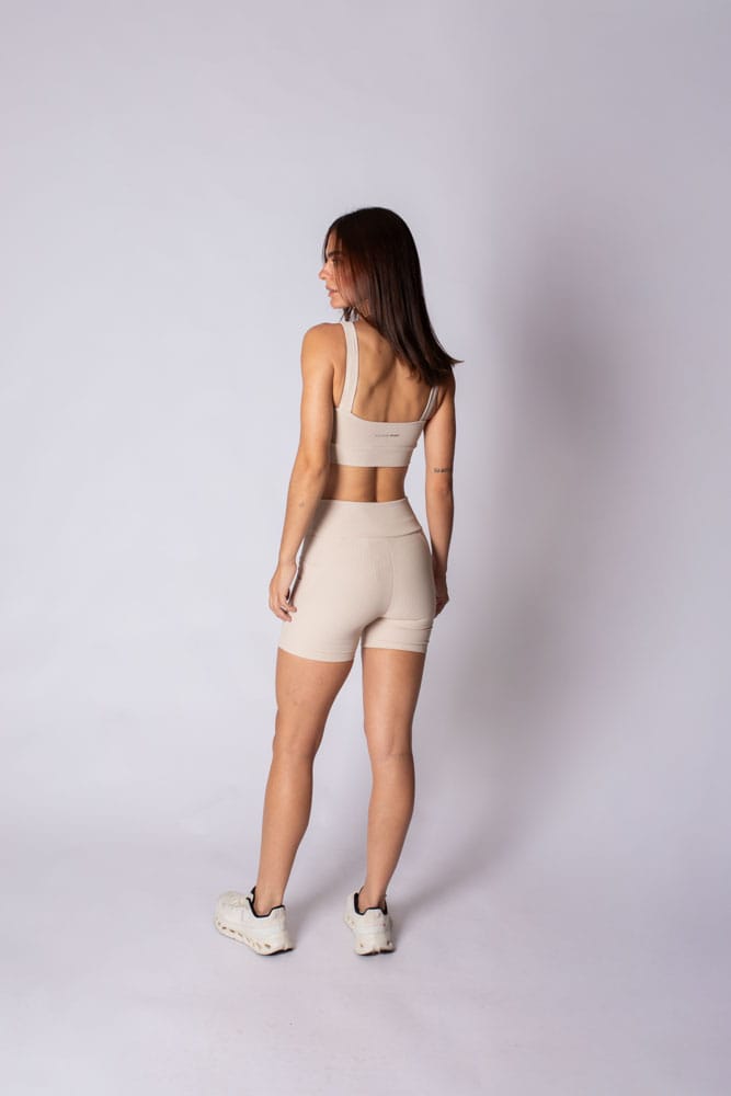 Short off-white canelado com bolso