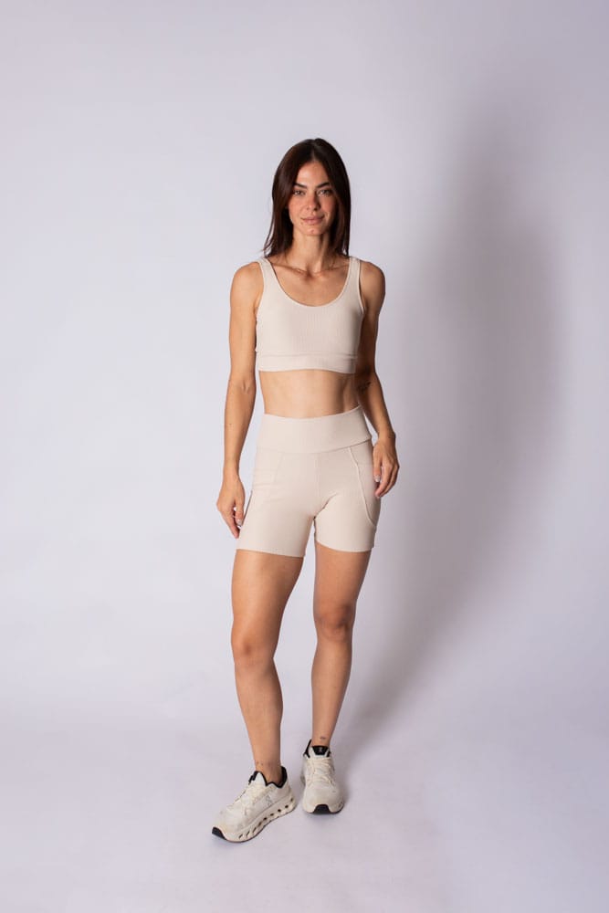 Short off-white canelado com bolso