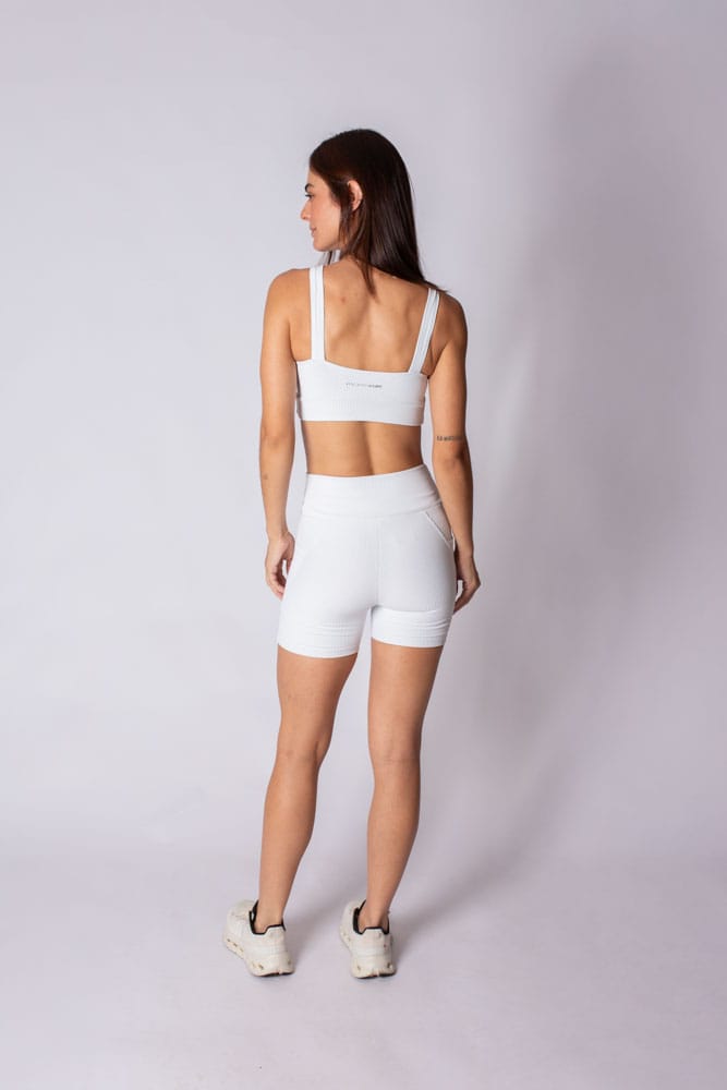 Short branco canelado com bolso