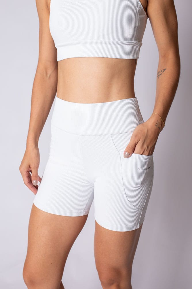 Short branco canelado com bolso