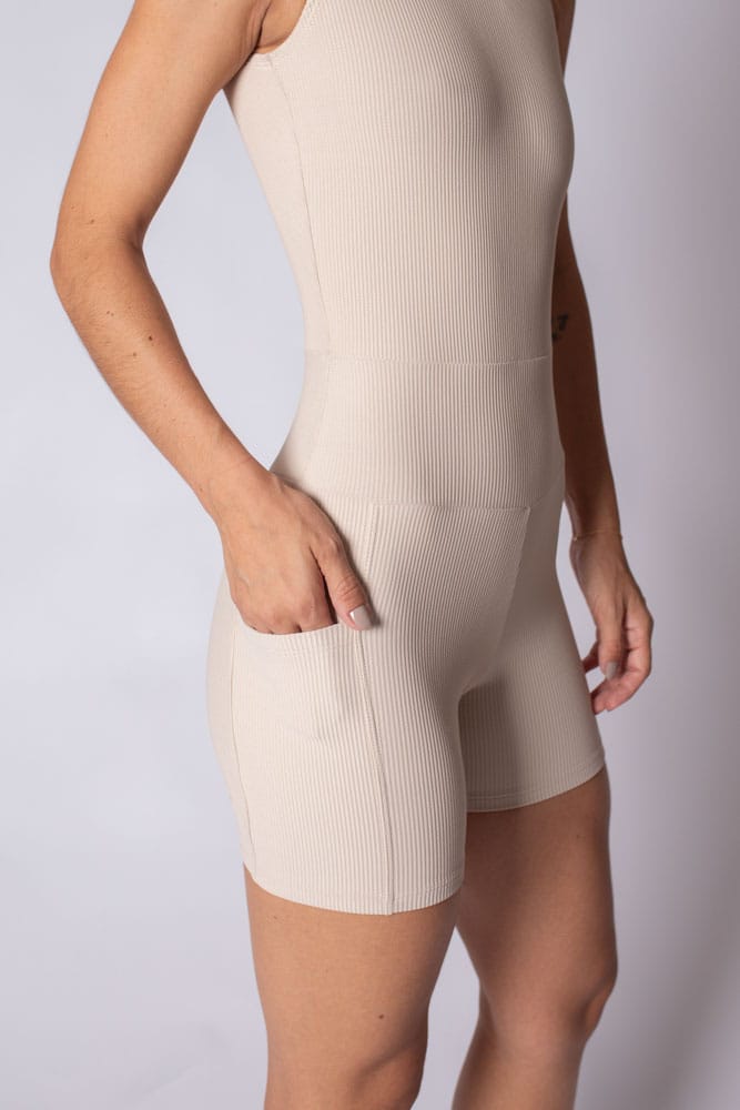 Macacão curto off-white canelado com bolso lateral