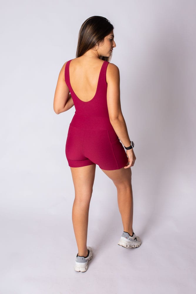 Macacão curto vinho canelado com bolso lateral